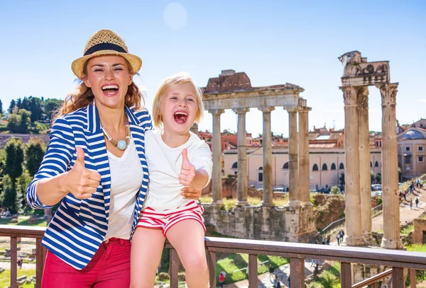 Roman Holiday Glimlachend Moderne Moeder Kind Toeristen Aan Voorkant Van — Stockfoto