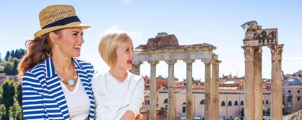 Roman Holiday Glimlachend Moderne Moeder Kind Reizigers Aan Voorkant Van — Stockfoto