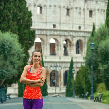 Gladyatör eğitimler ilham verici. Roma, Italya'ayakta spor viteste gülümseyen genç sporcumuz tam uzunlukta portresi