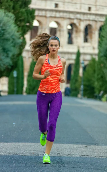 グラディエーター感動の研修 ローマ イタリアのスポーツウェアの若い健康な女性 — ストック写真