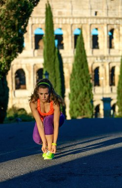 Gladyatör eğitimler ilham verici. ayakkabı bağcığı bağlama modern sağlıklı kadında spor Roma, İtalya
