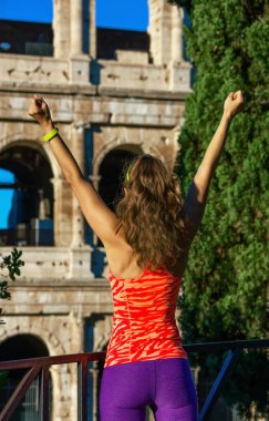 Gladyatör eğitimler ilham verici. Colosseum yakınındaki spor vitese Roma, İtalya, sevinç içinde modern sporcumuz arkasından gördüm