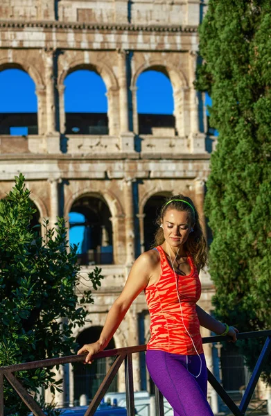 グラディエーター感動の研修 スタイリッシュなフィットネス トレーニングの後リラックスしたローマ イタリアのスポーツ用品の女性 — ストック写真