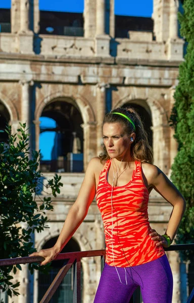 Gladiátor Inspirující Školení Mladá Zdravá Žena Oblečení Římě Při Pohledu — Stock fotografie