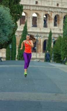 Gladyatör eğitimler ilham verici. Roma, İtalya, kaçmanın spor genç sağlıklı kadın portresi tam uzunlukta