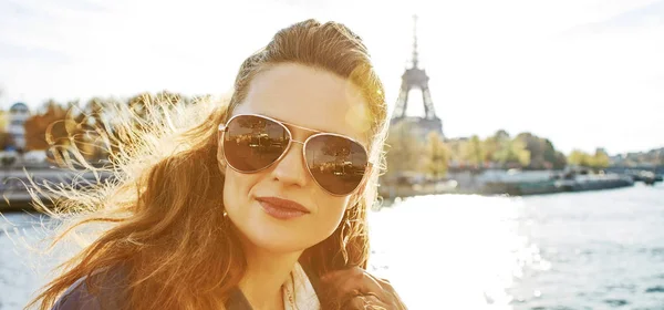 Herbstferien Paris Porträt Einer Jungen Eleganten Frau Mit Sonnenbrille Auf — Stockfoto