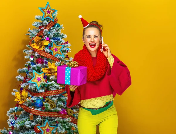 Feestelijke Seizoen Gelukkig Stijlvolle Vrouw Kleurrijke Kleding Buurt Van Kerstboom — Stockfoto