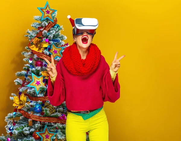 Temporada Festiva Sorrindo Mulher Moderna Roupas Coloridas Perto Árvore Natal — Fotografia de Stock