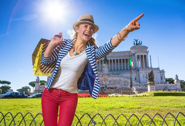 Roman Holiday Stijlvolle Vrouw Piazza Venezia Rome Italië Glimlachend Met — Stockfoto