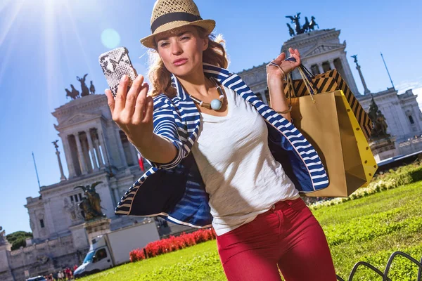 Roman Holiday Moderne Toeristische Vrouw Aan Voorkant Van Palazzo Venezia — Stockfoto