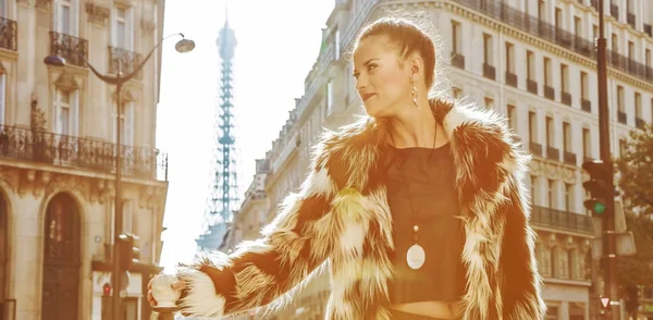 mesafe içine bakarak modern kadın kürk ceket Paris, Fransa