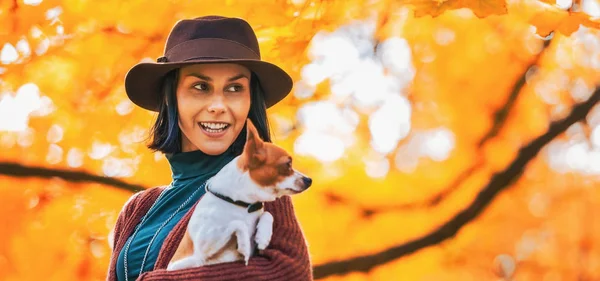 Retrato Jovem Mulher Feliz Com Cão Livre Outono Olhando Para — Fotografia de Stock