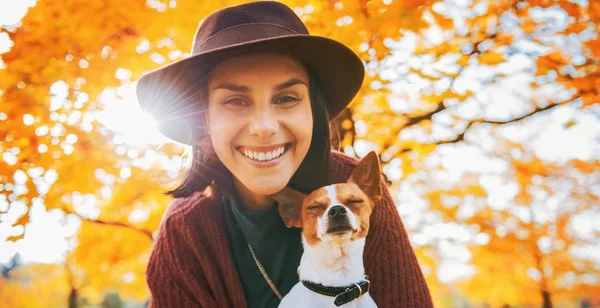 Retrato Mujer Joven Feliz Con Perro Aire Libre Otoño — Foto de Stock
