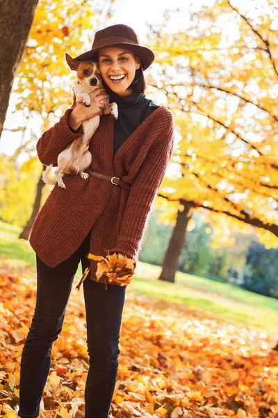 Ritratto Giovane Donna Sorridente Con Cane All Aperto Autunno — Foto Stock