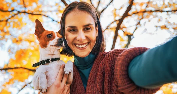 Açık Havada Selfie Yapma Sonbahar Köpek Ile Gülümseyen Genç Kadın — Stok fotoğraf