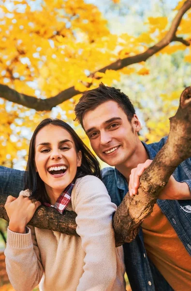 Sonriente Joven Pareja Aire Libre Otoño —  Fotos de Stock