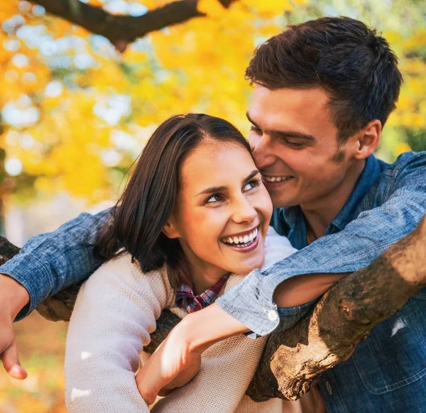 若いカップルを楽しんで秋に屋外笑顔の肖像画の時間 — ストック写真