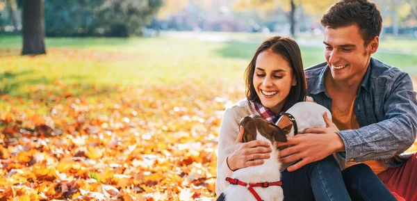 Retrato Jovem Casal Feliz Sentado Livre Parque Outono Brincando Com — Fotografia de Stock