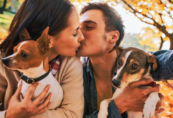 Portret Młoda Szczęśliwa Para Dwa Słodkie Psy Selfie Podczas Całowania — Zdjęcie stockowe