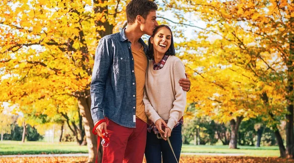 Romântico Jovem Casal Andando Livre Parque Outono Com Cães — Fotografia de Stock