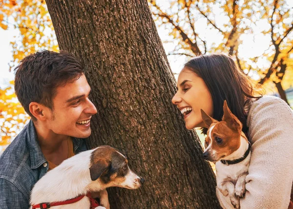 Feliz Jovem Casal Com Cães Livre Parque Outono — Fotografia de Stock