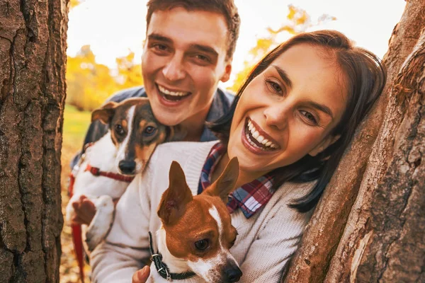 Retrato Jovem Casal Feliz Com Cães Livre Parque Outono Olhando — Fotografia de Stock