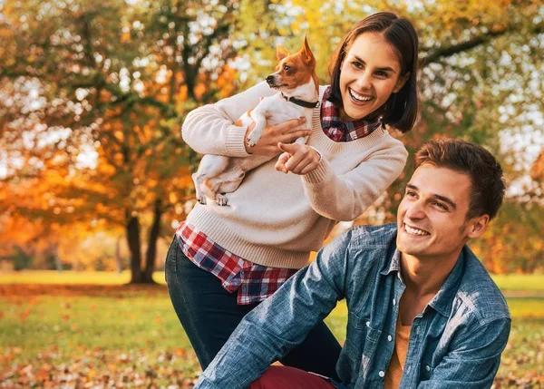 Jovem Casal Com Cães Apontando Espaço Cópia Livre Parque Outono — Fotografia de Stock