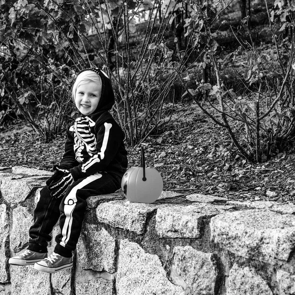 Truco Trato Niño Feliz Disfraz Esqueleto Halloween Aire Libre Con —  Fotos de Stock