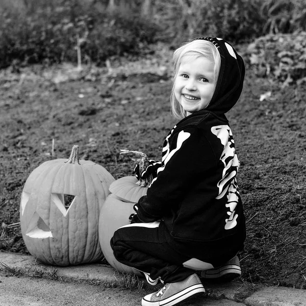 Slik Eller Ballade Portræt Smilende Barn Iført Skelet Kostume Halloween - Stock-foto
