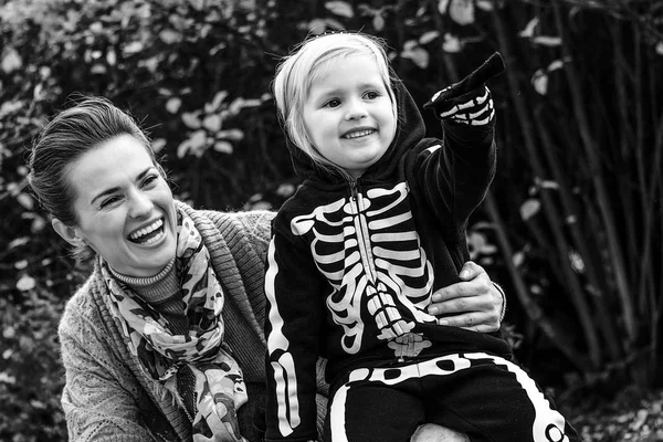 Dolcetto Scherzetto Sorridente Giovane Madre Figlia Halloween Parco Che Punta — Foto Stock