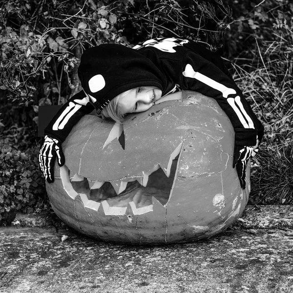 Truco Trato Niño Feliz Con Disfraz Esqueleto Halloween Parque Abrazando —  Fotos de Stock