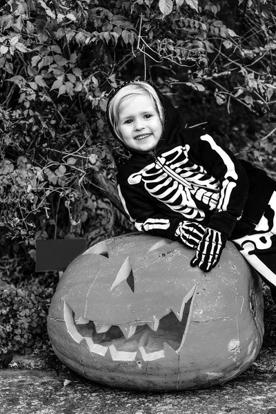 Truco Trato Retrato Niña Sonriente Con Disfraz Esqueleto Halloween Parque —  Fotos de Stock