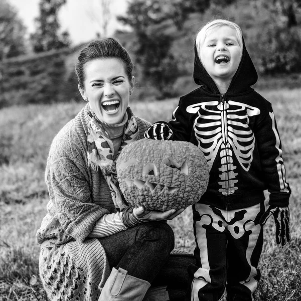 Süßes Oder Saures Lächeln Moderne Mutter Und Kind Halloween Park — Stockfoto