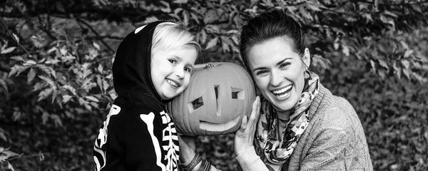 Doce Travessura Sorrindo Mãe Moderna Filha Halloween Parque Mostrando Abóbora — Fotografia de Stock