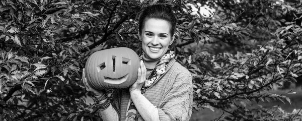 Pořád Samý Šťastná Mladá Žena Halloween Parku Ukazuje Pumpkin Jack — Stock fotografie