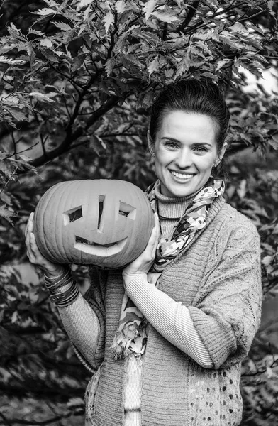 Slik Eller Ballade Smilende Moderne Kvinde Halloween Parken Viser Græskar - Stock-foto
