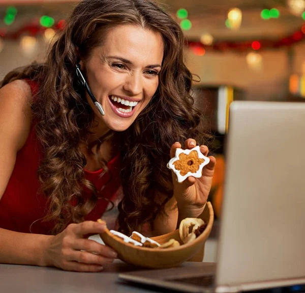 Souriant Jeune Femme Montrant Des Biscuits Noël Tout Ayant Chat — Photo