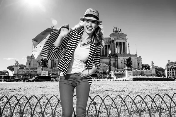 Διακοπές Στη Ρώμη Πορτρέτο Του Happy Νεαρή Γυναίκα Στο Piazza — Φωτογραφία Αρχείου