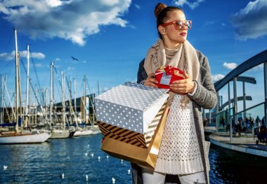 genç moda-sökücü alışveriş torbaları ve Noel mevcut kutusunda dolgu Barcelona, İspanya mesafe içine arıyorum