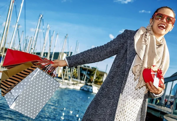 Vrolijke Jonge Vrouw Met Boodschappentassen Huidige Vak Kerst Barcelona Spanje — Stockfoto