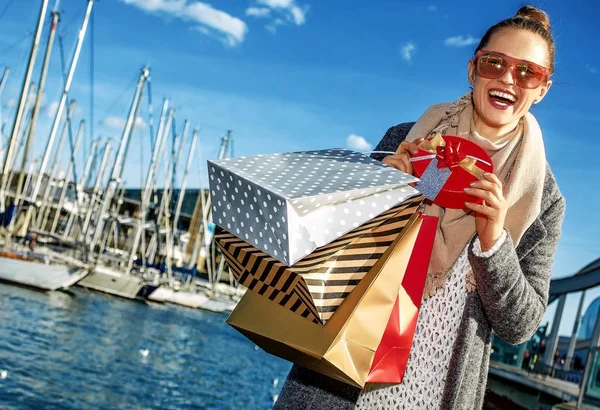 Lächelnde Trendige Frau Mit Einkaufstüten Bahndamm Barcelona Spanien Zeigt Weihnachtsgeschenkschachtel — Stockfoto