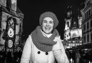 Sihirli Noel tarihi kentin sokaklarında. Mutlu genç turist kadın kırmızı şapka ve Noel'de Staromestske namesti Prag Çek Cumhuriyeti'nde ayakta eşarp portresi