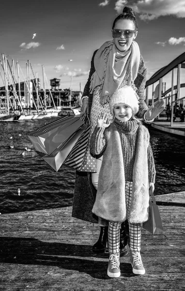 Retrato Completo Madre Hija Felices Elegantes Con Bolsas Compras Terraplén — Foto de Stock