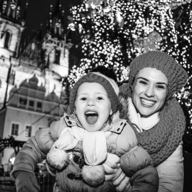 Sihirli Noel tarihi kentin sokaklarında. Mutlu modern anne ve kızı turist Staromestske namesti Noel'de Prag Çek Cumhuriyeti'nde, portre