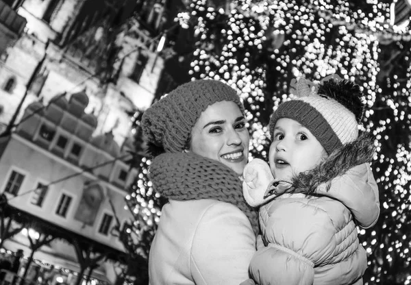 Magie Dans Les Rues Vieille Ville Noël Portrait Jeune Mère — Photo