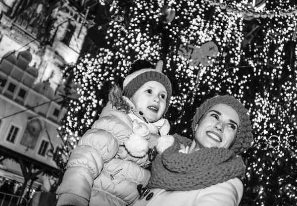 Magie Dans Les Rues Vieille Ville Noël Heureux Jeunes Touristes — Photo