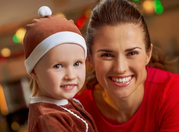 Madre Sorridente Bambino Cucina Decorata Natale — Foto Stock