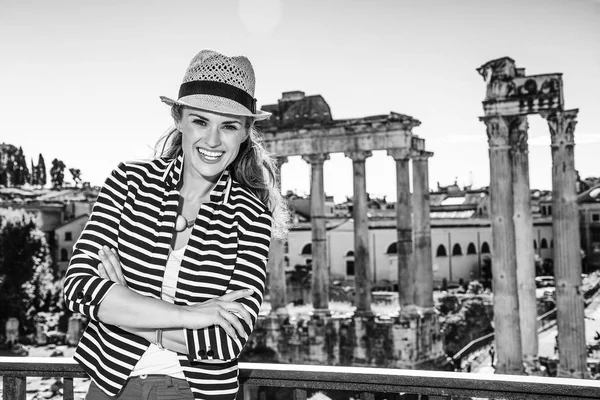 Férias Romanas Retrato Mulher Turística Moderna Sorridente Roma Itália — Fotografia de Stock