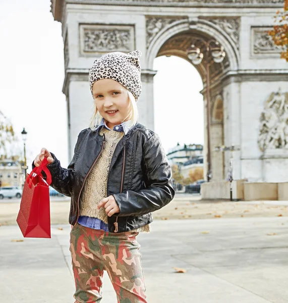 Portret Szczęśliwy Dziecko Elegancki Czerwona Torba Obecne Paryż Francja — Zdjęcie stockowe