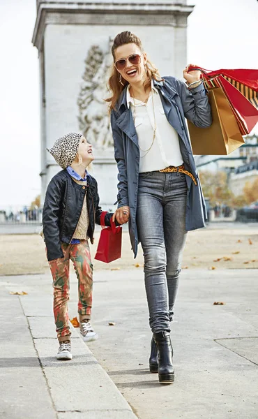 全长肖像的幸福现代母亲和女儿在巴黎 法国步行购物袋 — 图库照片